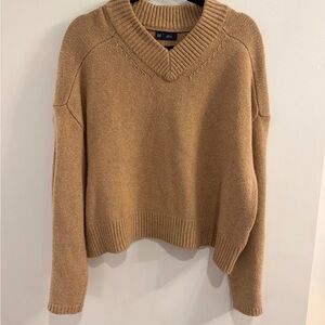 GAP Women's V-Neck Sweater in Tan